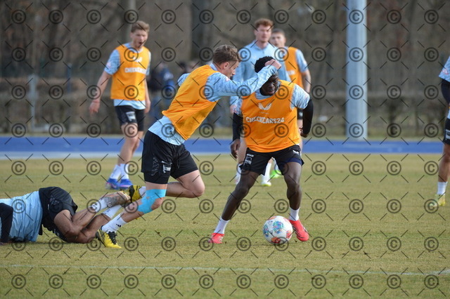 RGE_8398 | Hertha BSC, 2.Bundesliga, Herren, Training auf dem Hanns-Braun-Platz, Saison 2025/26, von li. Michael Cuisance ( Hertha BSC ),  Boris Mamazah Lum ( Hertha BSC ), 11.03. 2026, Fotograf: Ralf Gebhardt - Realisiert mit Pictrs.com