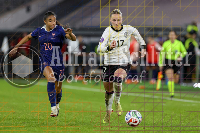 Deutschland vs Frankreich - Halbfinale - UEFA Women's Nations League | Düsseldorf, Deutschland, 24.10.25:   Delphine Cascarino ( Frankreich ) und Franziska Kett ( Deutschland ) im Kampf um den Ball waehrend des Halbfinals der UEFA Women's Nations League zwischen Deutschland vs Frankreich in der Merkur-Spiel-Arena(Foto von Brauer-Fotoagentur / Adrian Schlueter)