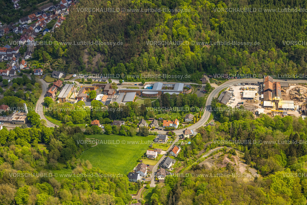 Marsberg240504217 | Luftbild, LWL-Klinik Marsberg mit Baustelle und Baukran, Eingangsbereich Besucherbergwerk Kilianstollen, Niedermarsberg, Marsberg, Sauerland, Nordrhein-Westfalen, Deutschland