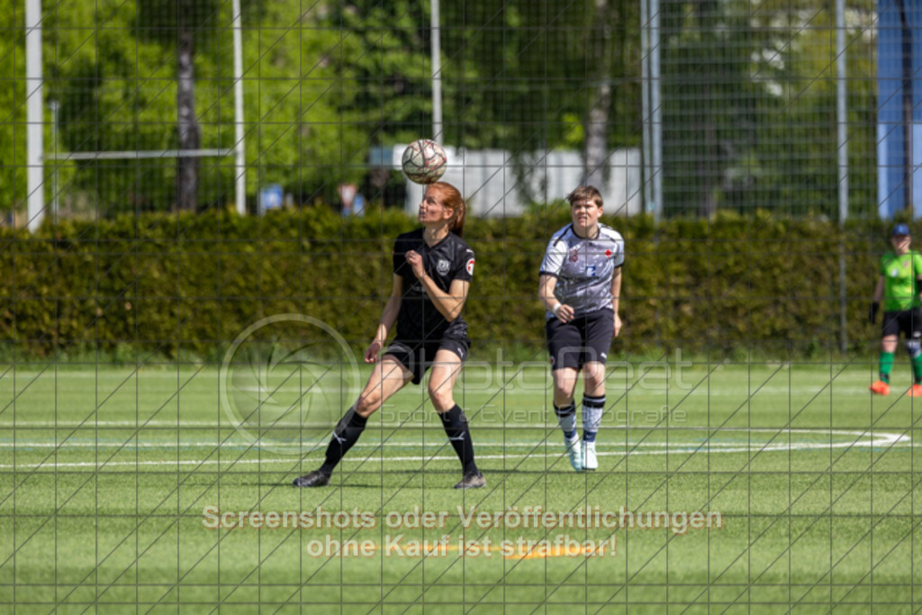 20250427_111732_0182 | #,1.Göppinger SV (weiß) vs. TSV Ruppertshofen (schwarz), Fußball, Frauen-Regionenliga 3 - Bezirk WfV, 21. Spieltag, Saison 2024/2025, Kunstrasenplatz Nord, Hohenstaufenstr. 116, 73033 Göppingen, 27.04.2025 - 11:00 Uhr,Foto: PhotoPeet-Sportfotografie/Peter Harich