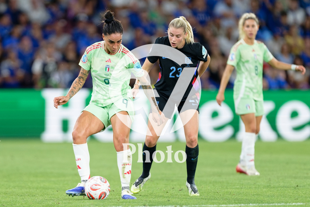 England v Italy - UEFA Women's EURO 2025 Semi-Final | GENEVA, SWITZERLAND - JULY 22:  Martina Piemonte of Italy (L) and Alessia Russo (R) of England fight for possession  during the UEFA Women's EURO 2025 Semi-Final match between England and Italy at Stade de Geneve on July 22, 2025 in Geneva, Switzerland. (Photo by Giuseppe Velletri/Sports Press Photo/Getty Images)