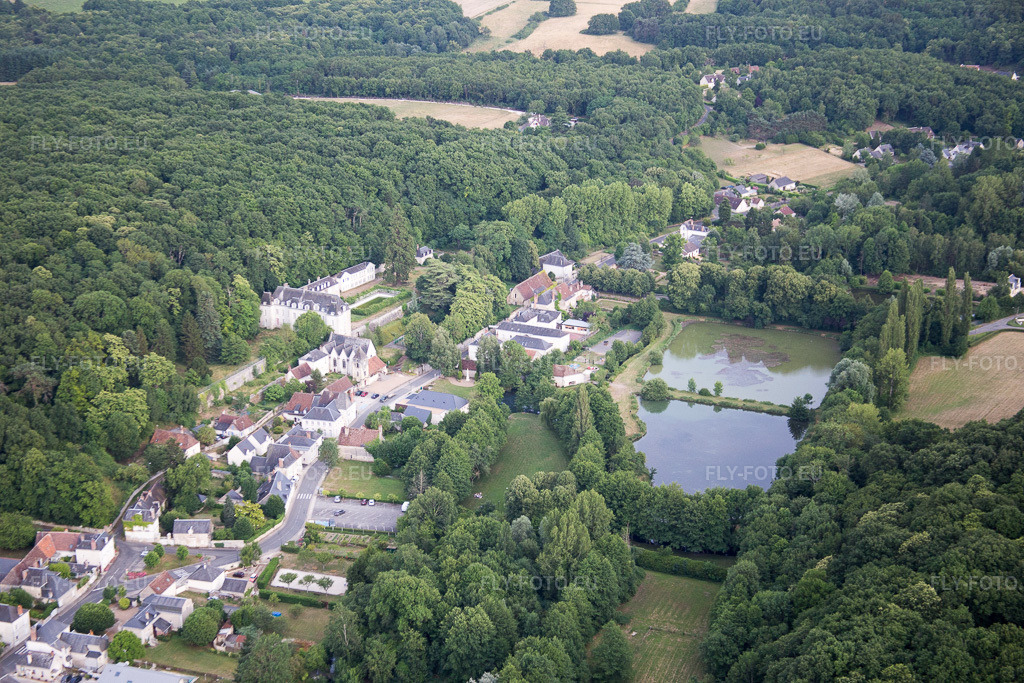 Vue aérienne: Vue de la ville à Saint-Ouen-les-Vignes dans le département Indre et Loire, France. Photo: IMG_082297.jpg prise le 20/06/2015 par Werner Riehm/FLY-FOTO.eu – Résolution de l'original: 5472 x 3648 px