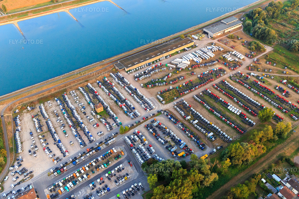 Luftbild: Daimler-LKW-Lager am Rhein im Ortsteil Maximiliansau in Wörth im Bundesland Rheinland-Pfalz in Deutschland. Foto: IMG_110783.jpg vom 05.09.2018 durch Werner Riehm/FLY-FOTO.de
