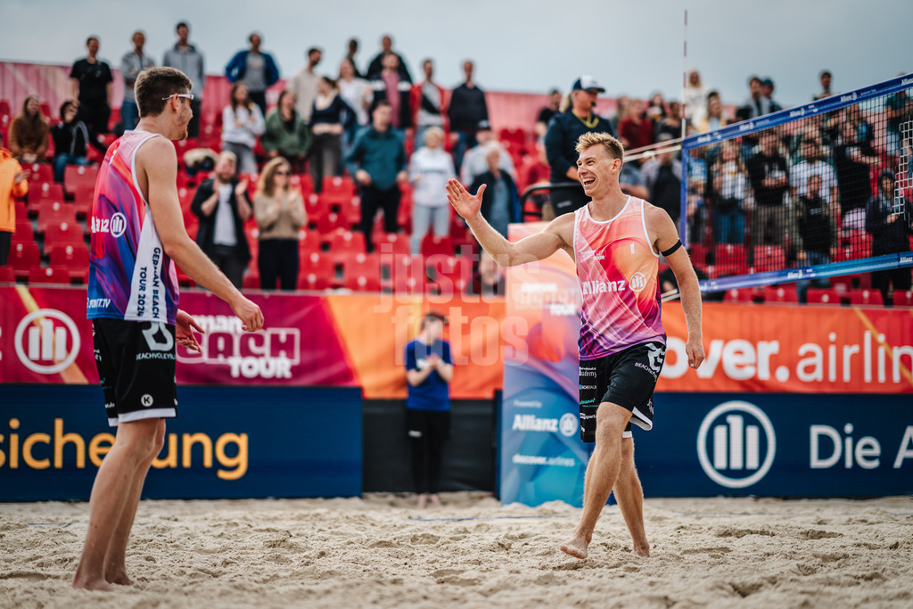 Beachvolleyball | Frauen | German Beach Tour 2024 | Tourstop Düsseldorf | 17.05.2024 | Jonas Reinhardt (rechts) freut sich mit Milan Sievers (links)