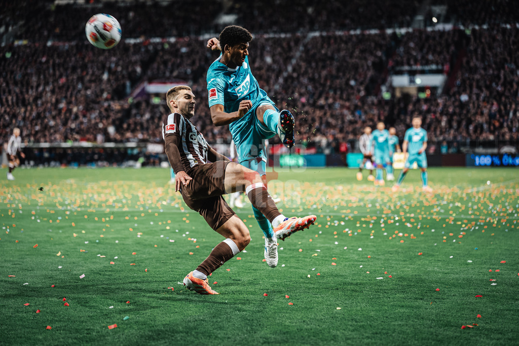 Fußball | Männer | Saison 2025/2026  | Fußball-Bundesliga | 07. Spieltag | FC St. Pauli vs. TSG Hoffenheim | 19.10.2025 | rechts Bernardo (#13, TSG Hoffenheim) klärt den Ball vor links James Sands (#6, FC St. Pauli)