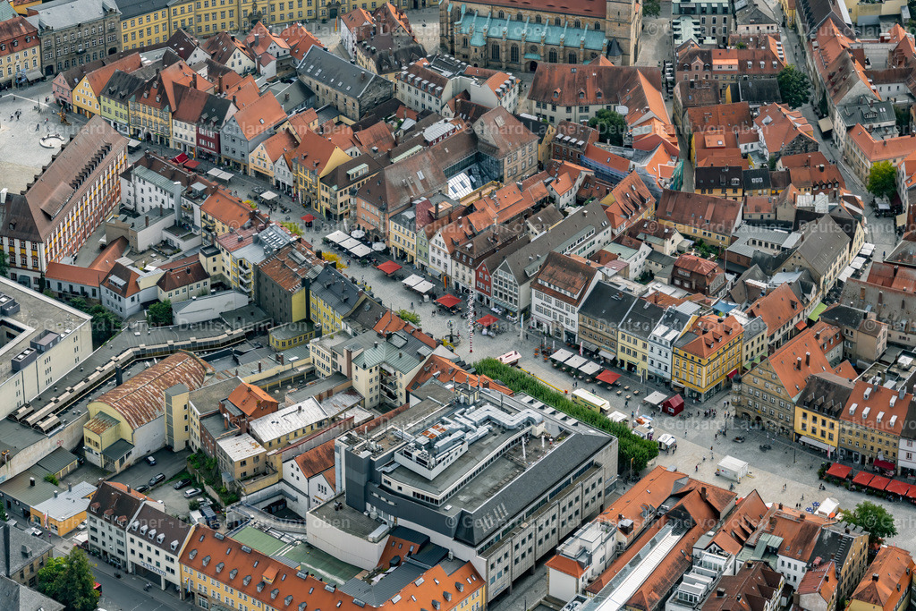 4060303 | BAYREUTH 07.09.2021 Stadtansicht vom Innenstadtbereich in Bayreuth im Bundesland Bayern mit der Stadtkirche. // City view of the city area of in Bayreuth in the state Bavaria and church. Foto: Gerhard Launer