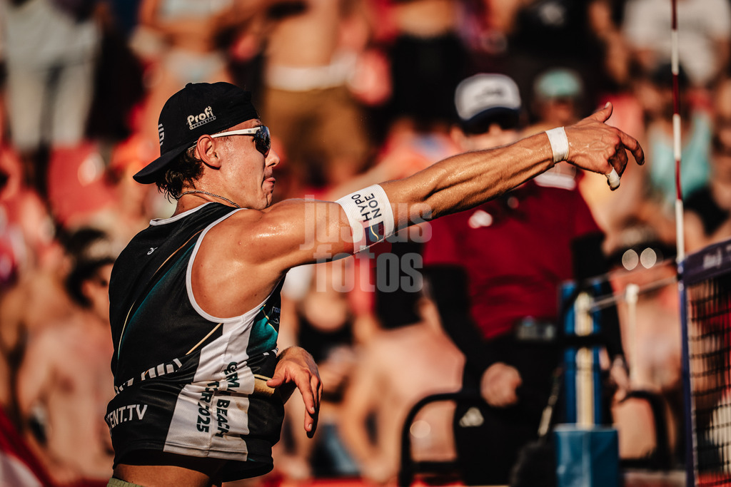 Beachvolleyball | Männer | Allianz German Beach Tour 2025 | Tourstop München | 04.07.2025 | Laurenc Grössig beim Angriff