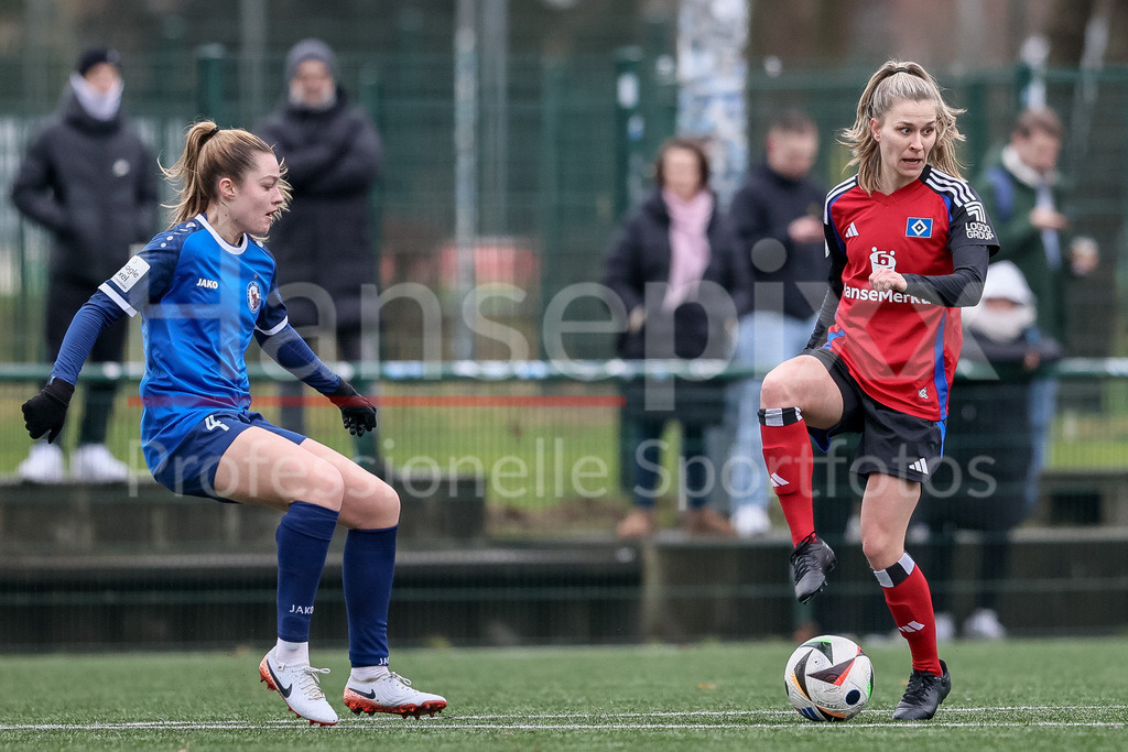 Fussball, Testspiel Frauen, Hamburger SV - 1. FFC Turbine Potsdam | v.li.: Irena Kuznezov (1. FFC Turbine Potsdam, 4) und Jana Braun (Hamburger SV, 15) im Zweikampf, Duell, Dynamik, Aktion, Action, Spielszene