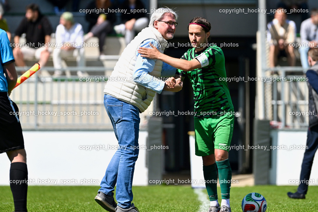SC Landskron vs. SV Falle Maria Gail | Villacher Gemeinderat Christian Struger, #14 Daniel Arneitz SC Landskron, Ballspende, SC Landskron vs. SV Falle Maria Gail, SC Landskron vs. SV Falle Maria Gail am 17.05.2026 in Villach (Sportanlage Landskron), Austria, (Photo by Bernd Stefan)