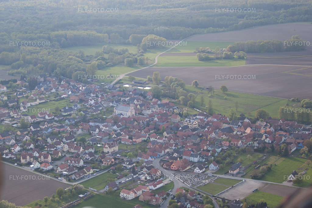 Aerial view: View of the town in Rœschwoog in the state Bas-Rhin, France. – Photo: IMG_39470.jpg taken on 04/14/2011 by Werner Riehm/FLY-FOTO.com – Resolution of the original: 3689 x 2459 px