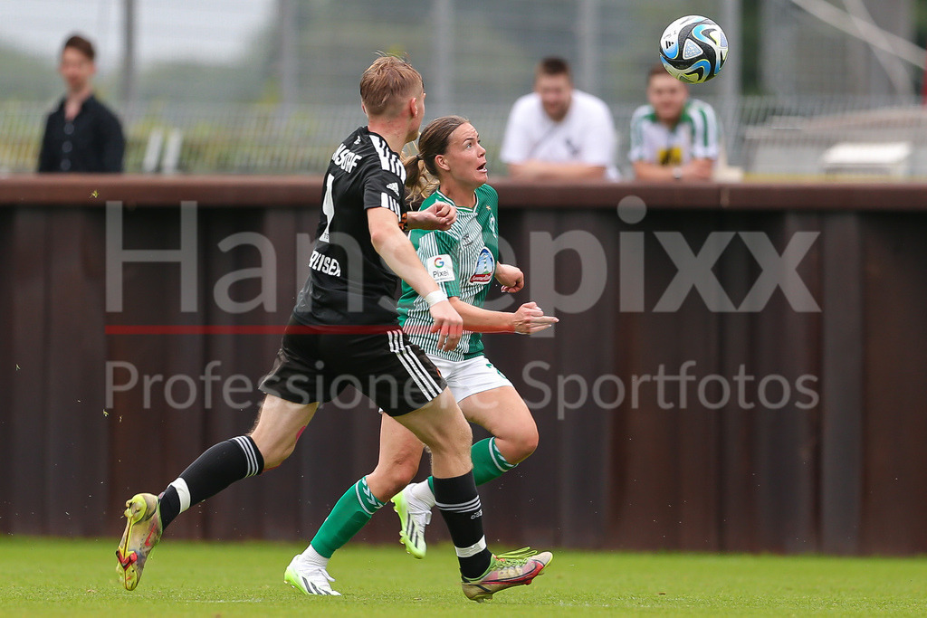 Fussball, Testspiel Frauen, SV Werder Bremen - TSV Pansdorf (U 19-Junioren) | v.li.: Linus Hinsch (TSV Pansdorf U 19, 4) und Juliane Wirtz (SV Werder Bremen, 28) im Zweikampf, Duell, Dynamik, Aktion, Action, Spielszene