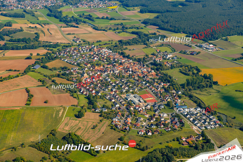 Luftaufnahme der Stadt Hallerndorf - Die Luftaufnahme wurde 2025 vom UL-Flugzeug heraus erstellt ( keine Drohne ) - Hochauflösende Luftaufnahme - für professionelle Ausdrucke geeignet. Die Geschenkidee !Mit Lizenz und Bildrechte bestellbar