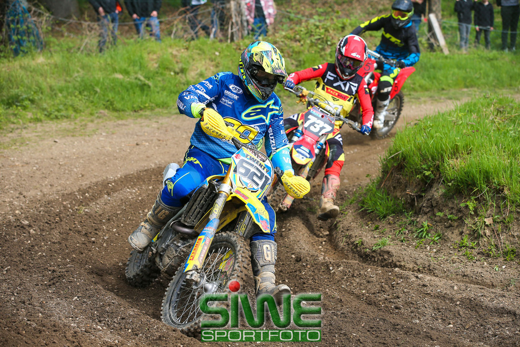 Motocross 1. Mai | Top-Sport beim 70. Motocross am Eyller Berg - Sidecar-Weltmeister am Start

Das 70. Motocross auf dem Eyller-Berg-Kurs bot den Motorsportfans zum Jubiläum ein hochkarätiges Sportprogramm. Der Motorclub Kamp-Lintfort hatte mit 3 Klassen ein volles Programm für den 1. Mai auf dem Plan. Die Rennen zur Europa offenen Deutschen Meisterschaft gab es gleich im im Doppelpack.
Als sportliches Highlight werden bei den Sidecars, wie die Seitenwagen international heißen, die besten deutschen Gespanne gegen internationale Topteams antreten.
In der Solodisziplin stehen die "Big Boys" der Open-DM am Start. - Realisiert mit Pictrs.com