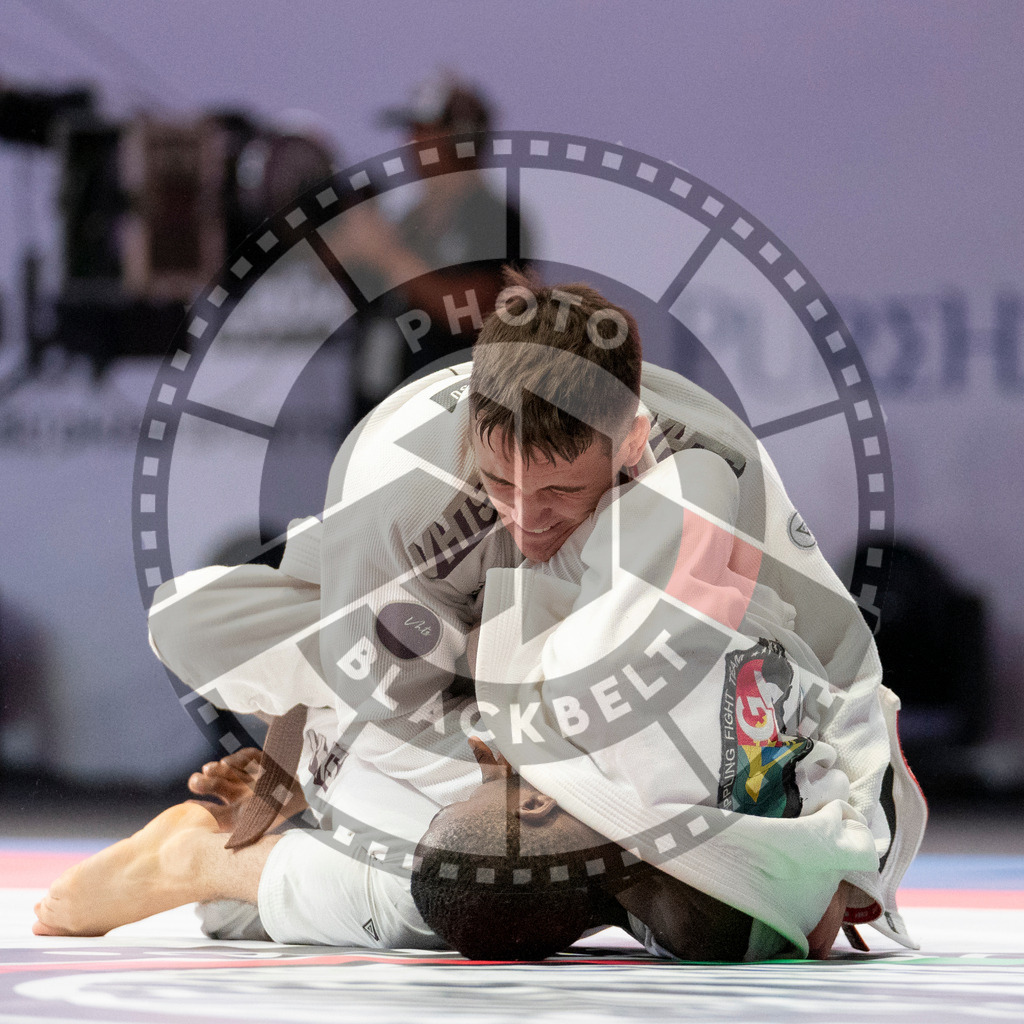 20231109PBB4737 | Fighters compete during the AJP World Professional Championship in the Mubadala Arena in Abu Dhabi, Arab United Emirates, on November 9, 2023.