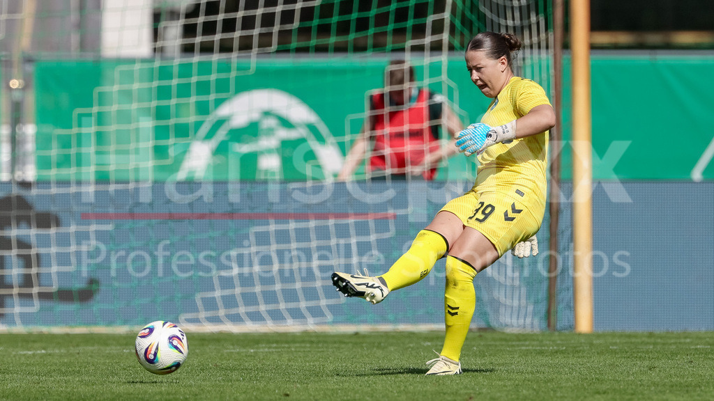 Fussball, Google Pixel Frauen-Bundesliga, SV Werder Bremen - SC Freiburg | Mariella El Sherif (Torhüterin, Torwart, SV Werder Bremen, 39) am Ball, Freisteller, Einzelbild, Ganzkörper, Aktion, Action, Spielszene, DIE DFB-RICHTLINIEN UNTERSAGEN JEGLICHE NUTZUNG VON FOTOS ALS SEQUENZBILDER UND/ODER VIDEOÄHNLICHE FOTOSTRECKEN. DFB REGULATIONS PROHIBIT ANY USE OF PHOTOGRAPHS AS IMAGE SEQUENCES AND/OR QUASI-VIDEO.