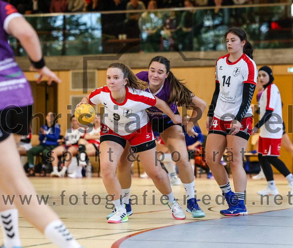 2024-10-13_080_SpVgg_Altenerding_gegen_SC_Freising | Erding, Deutschland, 13.10.2024:Handball, Bezirksoberliga Frauen Altbayern 2024 / 2024, 3. Spieltag, SpVgg Altenerding gegen SC Freising, Endergebnis: 26:35Franziska Edler (HSG Freising-Neufahrn, #9), Antonia Burghardt (SpVgg Altenerding, #6)Foto: Christian Riedel / fotografie-riedel.net