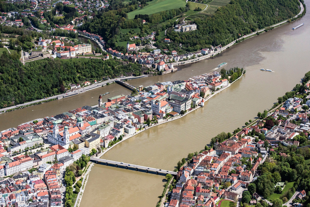 dr__0012563.jpg | PASSAU 11.05.2017 Die kreisfreie Universitätsstadt Passau im Bundesland Bayern. Aufgrund des Zusammenflusses der Flüsse Ilz, Inn und Donau, wird Passau auch "Dreiflüssestadt" genannt. // The university town of Passau in the state of Bavaria. Because of the junction of the rivers Ilz, Inn and Danube, Passau is also called "Three Rivers Town". Foto: Daniel Reiter