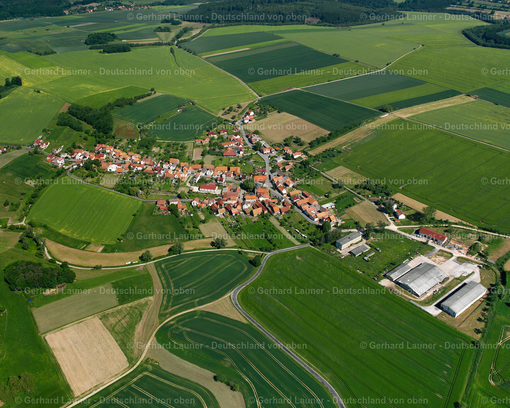 2634020 | FREIENHAGEN 09.06.2006 Landwirtschaftliche Nutzflächen und Feldgrenzen  umsäumen das Siedlungsgebiet des Dorfes in Freienhagen im Bundesland Thüringen, Deutschland // Agricultural land and field boundaries surround the settlement area of the village  in Freienhagen in the state Thuringia, Germany Foto: Gerhard Launer