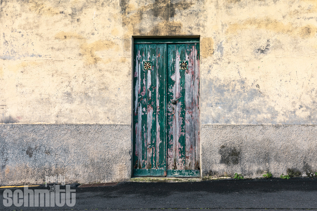 PS-Fassaden-Madeira-2026-09 | Entdecke die größte Bildgalerie der Region mit Fotografien aus dem Allgäu, der Bodenseeregion, Oberschwaben, dem Donautal und der Schwäbischen Alb. Landschaften, Luftaufnahmen und Reisefotografie als Wandbild und Fotokunst. - Realisiert mit Pictrs.com