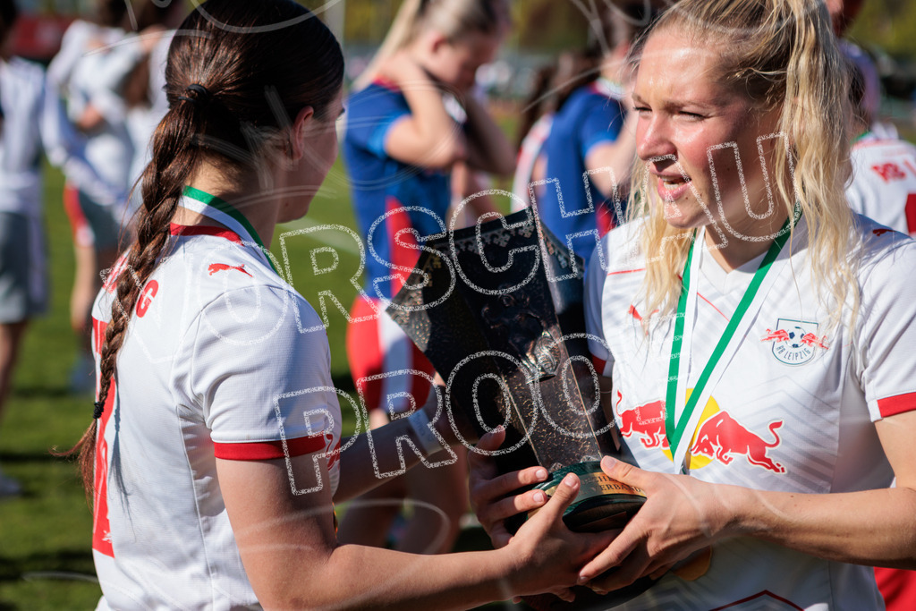 Gipfeltreffen der Frauen: Finale um den Sachsenlotto Landespokal 2026 | Am 1. Mai 2026 trafen im Endspiel des Sachsenlotto Landespokals die Frauen des Chemnitzer FC und die zweite Mannschaft von RasenBallsport Leipzig aufeinander. Vor stimmungsvoller Kulisse kämpften beide Teams ab 15:00 Uhr um die begehrte Trophäe des sächsischen Fußballs. Diese Galerie zeigt die Highlights, packende Zweikämpfe und die emotionalsten Momente des Finaltags. - Realisiert mit Pictrs.com