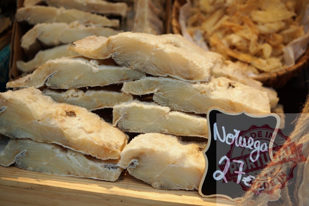 Bacalhau dried salted cod fish selling at market | Bacalhau dried salted cod fish pieces for sale with a price tag - Realisiert mit Pictrs.com
