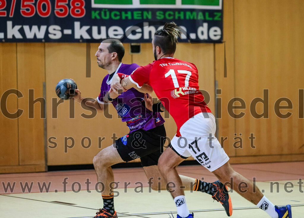 2023-10-21_009_SpVgg_Altenerding_III_gegen_TSV_Taufkirchen-Vils | Erding, Deutschland, 21.10.2023:
Handball, Bezirksklasse Männer Staffel Ost 2023 / 2024, 4. Spieltag, SpVgg Altenerding III gegen TSV Taufkirchen/Vils, Endergebnis: 27:32

Daniel Sagert (SpVgg Altenerding, #5), Levente Vas (TV Altötting, #17)

Foto: Christian Riedel / fotografie-riedel.net