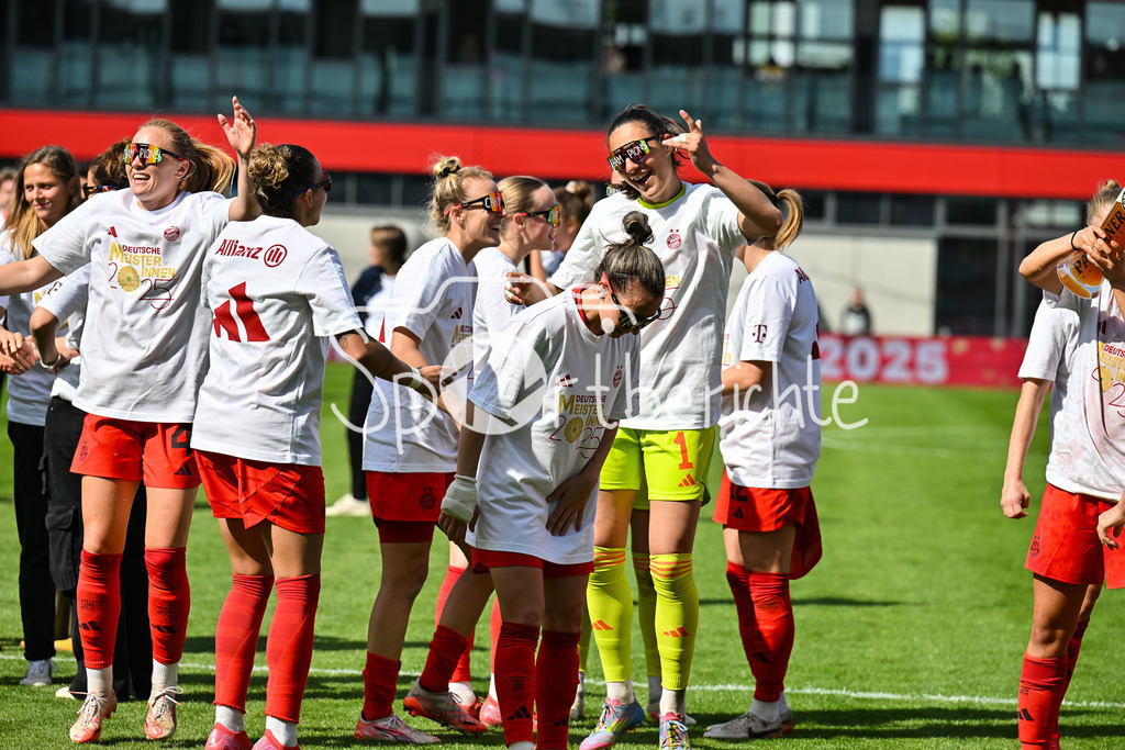 FC Bayern München - SC Freiburg | Die Spielerinnen des FC Bayern feiern die Meisterschaft nach dem Heimsieg gegen den SC Freiburg / Frauen Bundesliga: FC Bayern Muenchen - SC Freiburg, FC Bayern Campus am 27.04.2025
