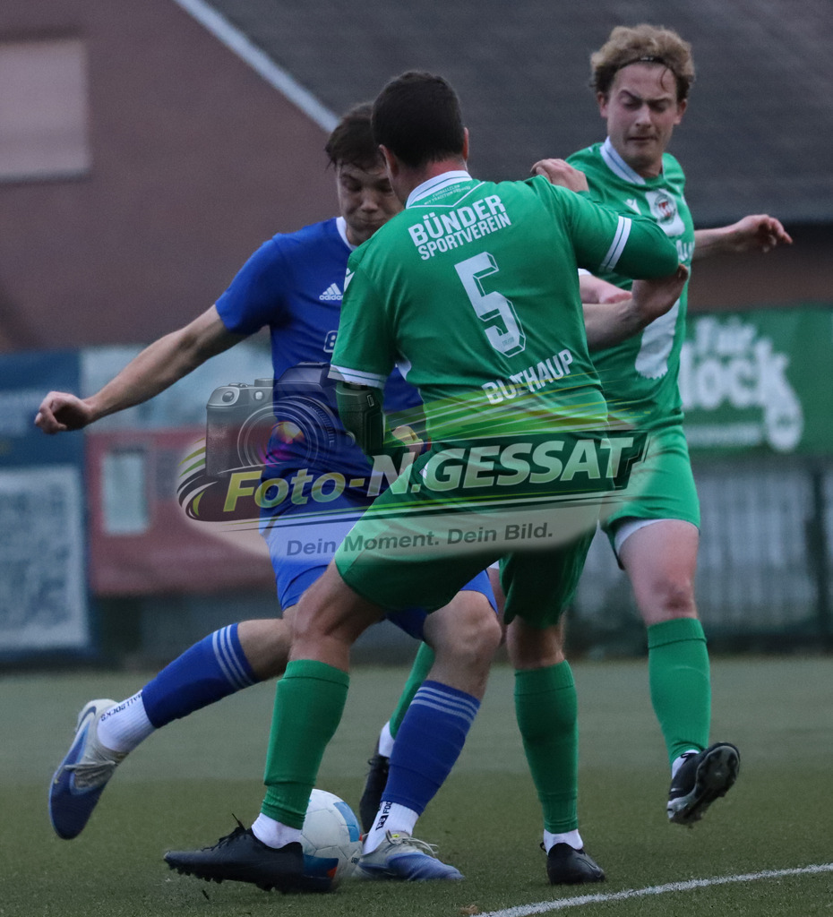 Bünder SV - TuS Bruchmühlen | Auf dem Bild zu sehen: grün Bünder SV v.l.: Patrick Bulthaup, Johannes Steinmeier ; blau TuS Bruchmühlen: Jan HrdinaBünder SV, TuS Bruchmühlen, Saison 25/26, Kreisliga A, Bünde, Deutschland - Realisiert mit Pictrs.com