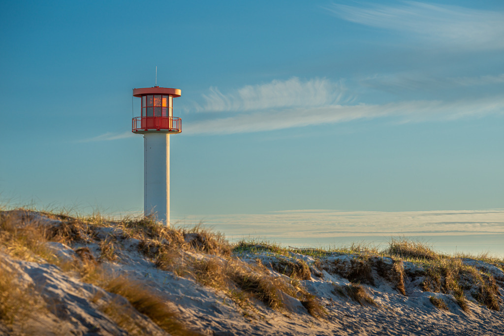 Leuchtfeuer Heidkate | Das Leuchtfeuer Heidkate befindet sich in Heidkate an der Ostseeküste zwischen der Kieler Förde und der Hohwachter Bucht in der Kolberger Heide, nördlich von Wendtorf. Es dient als Warnfeuer und zeigt die Sperrzeiten für die Schießübungsgebiete in Putlos und Todendorf an.
