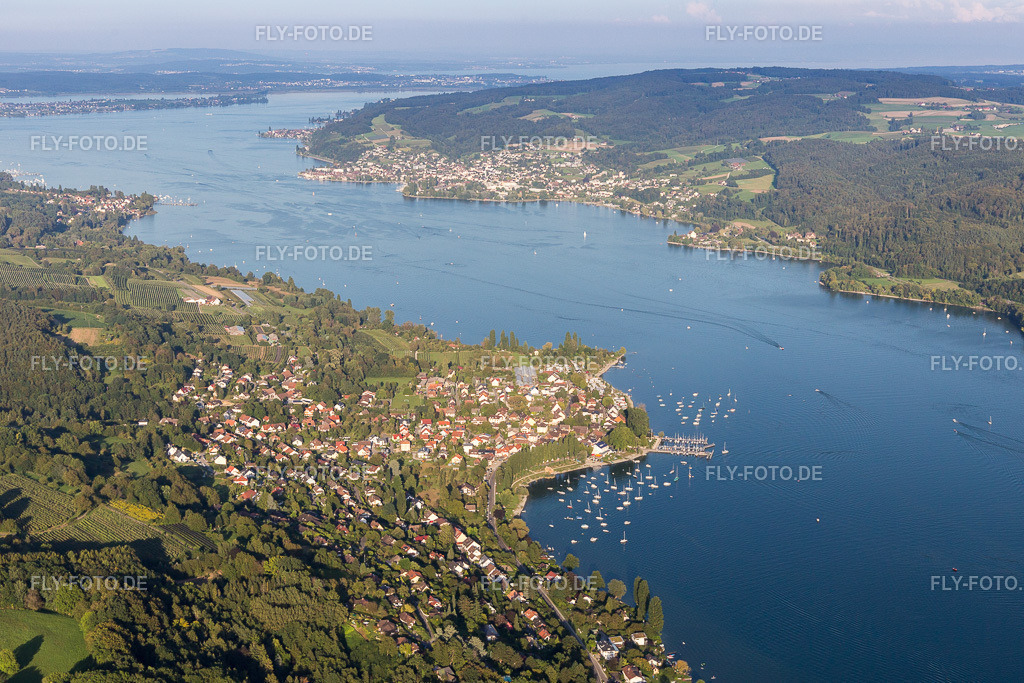Dorfkern an den See- Uferbereichen des Untersee in Wangen | Luftbild: Dorfkern an den See- Uferbereichen des Untersee in Wangen im Ortsteil Wangen in Öhningen im Bundesland Baden-Württemberg in Deutschland. Foto: IMG_094329.jpg vom 27.08.2016 durch Werner Riehm/FLY-FOTO.de - Realisiert mit Pictrs.com