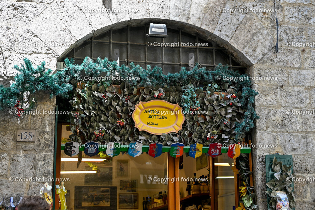 Italien_ Toscana_ Siena_ 27.05.2024-61 | 27.05.2024, Italien, ITA, Toskana, Siena im Bild Stadtansichten, Gebäude, Architektur, Touristen, Historisch, Souvenier, Piazza Del Campo, Dom von Siena


Siena ist Hauptstadt der Provinz Siena und gilt als eine der schönsten Städte der Toskana und Italiens. Die historische Altstadt gehört seit 1995 zum UNESCO-Welterbe. 

