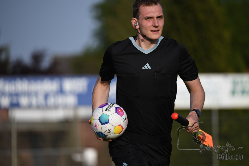 SSV Jeddeloh-SV Drochtersen/Assel | Herren Regionalliga; SSV Jeddeloh (blau)-SV Drochtersen/Assel (rot) am 30.04.2024; in Jeddeloh (53-Acht Arena), Photo: Philip Eiben 2024 - Realisiert mit Pictrs.com