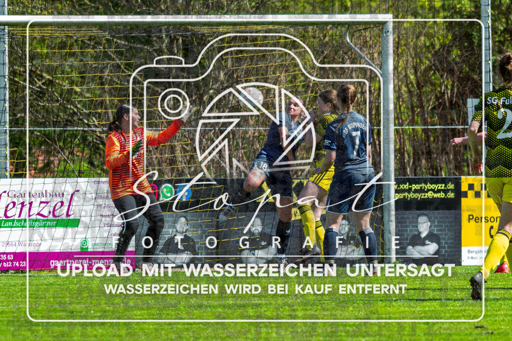 Kreisliga Damen HKCE - SG Fulde vs. Sportfreunde Bispingen | Rike Hartig (Sportfreunde Bispingen #18), Alena Hemsath (SG Fulde #15); Kreisliga Damen HKCE - SG Fulde vs. Sportfreunde Bispingen am 26.04.2026 in Zentralstadion, Fulde - Realisiert mit Pictrs.com