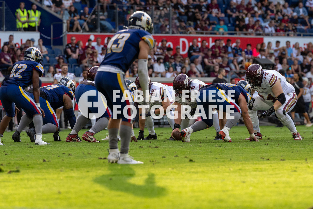 GER Rhein Fire vs. Alpine Rams, American Football, AFLE, Saison 2026, 01.08.2026 | Lukas Jakobi (Rhein Fire, #76) vor dem naechsten Spielzug,GER Rhein Fire vs. Alpine Rams, American Football, AFLE, Saison 2026, 01.08.2026Foto: Eibner-Pressefoto/Fabian Friese - Realisiert mit Pictrs.com