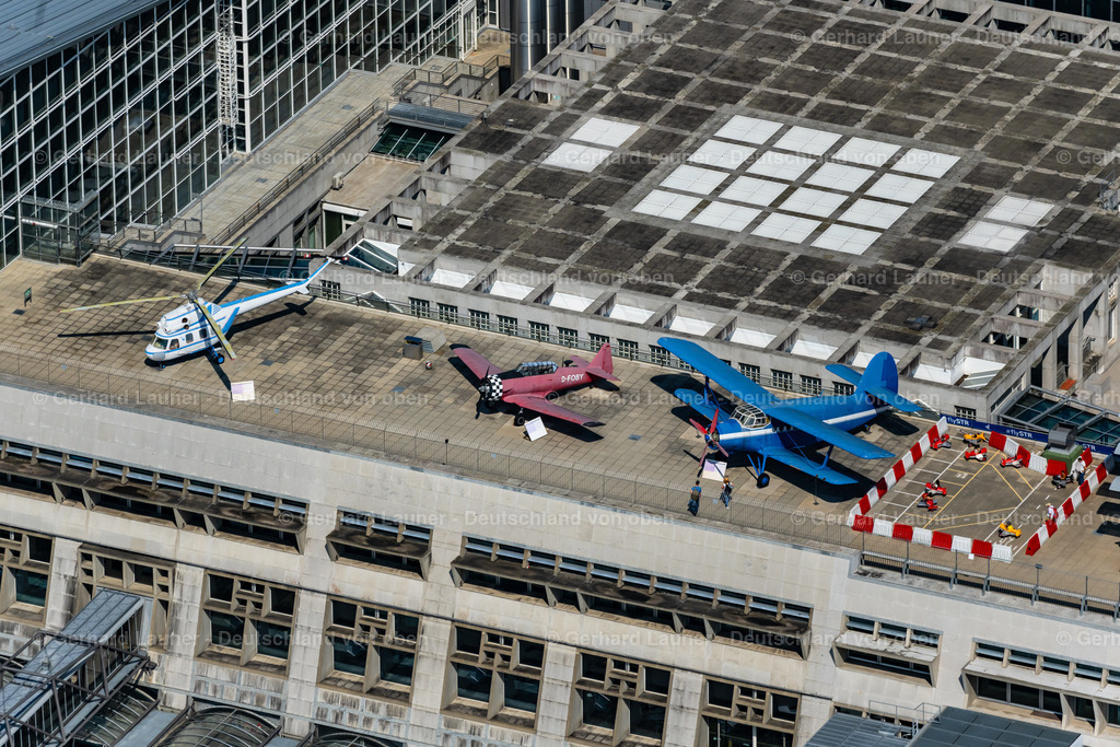 4047102 | STUTTGART 11.08.2021 Flugzeug auf der Besucherterrasse auf dem Flugplatz - Flughafen in Stuttgart im Bundesland Baden-Württemberg, Deutschland. // Aircraft auf of Besucherterrasse on the airport in Stuttgart in the state Baden-Wuerttemberg, Germany. Foto: Gerhard Launer
