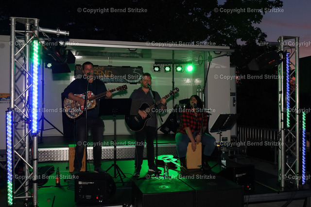 IMG_0047 | Tagsüber präsentierten sich die Vereine mit ihren Informationsständen und unterrichteten die Besucher über ihre vielfältigen ehrenamtlichen Tätigkeiten und Aufgaben. Und was wäre das "Juessee in Flammen" ohne Livemusik? Musiker unterschiedlichster Stilrichtungen unterhielten die Besucher auf 4 Bühnen. In den Abendstunden tauchte der Juessee und das Ufer in bunte Farben und Lichter und war Motiv für viele Fotografen und Handynutzer. - Realisiert mit Pictrs.com