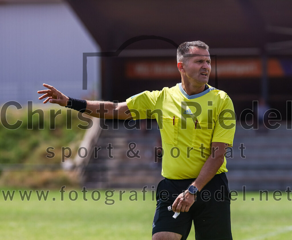 2023-07-22_090_FC_Langengeisling_gegen_VfB_Eichstaett_II | Erding, Deutschland, 22.07.2023:
Fußball, Bezirksliga Oberbayern Ost 2023 / 2024, Testspiel, FC Langengeisling gegen VfB Eichstätt II, Endergebnis: 3:2

Schiedsrichter Ladislau Kis

Foto: Christian Riedel / fotografie-riedel.net