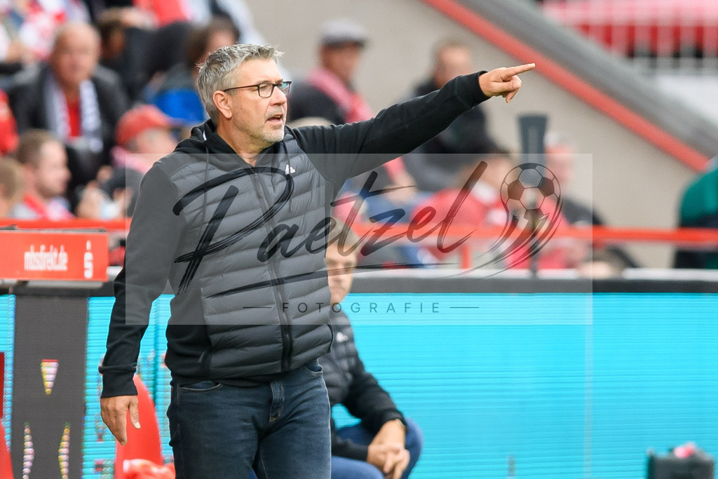 FCUBMG20210829_134 | Fussball, Herren: Trainer Urs Fischer (1.FC Union Berlin) gestikuliert beim Spiel der 1. Bundesliga zwischen 1. FC Union Berlin und Borussia Moenchengladbach im Stadion An der Alten Foersterei am 29.08.2021 in Berlin, Deutschland. - Realisiert mit Pictrs.com