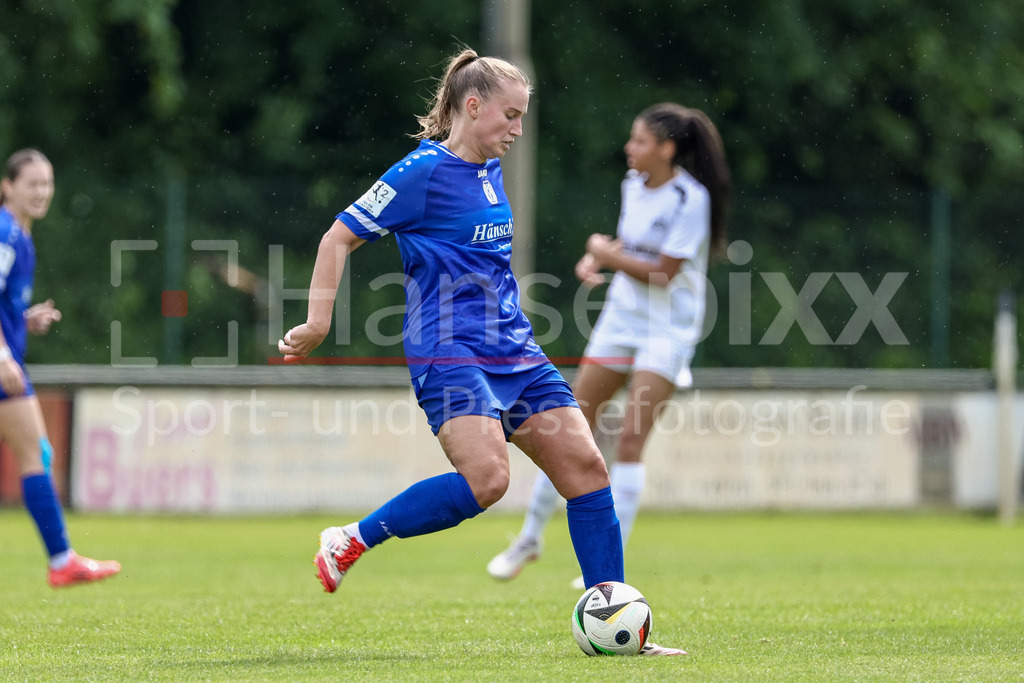 Fussball, Testspiel Frauen, SV Meppen - DJK Wacker Mecklenbeck | Nina Rolfes (SV Meppen, 3) am Ball, Einzelbild, Ganzkörper, Aktion, Action, Spielszene