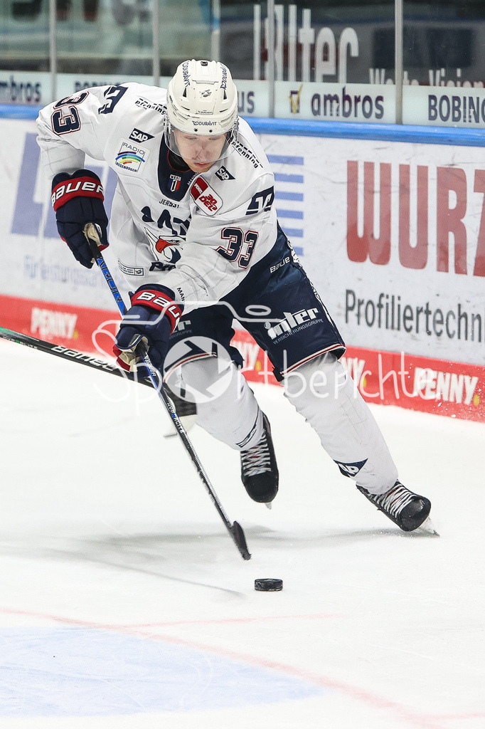 Augsburger Panther - Adler Mannheim | Markus HAENNIKAENIEN (MERC #33) am Puck / Freisteller / Einzelfoto