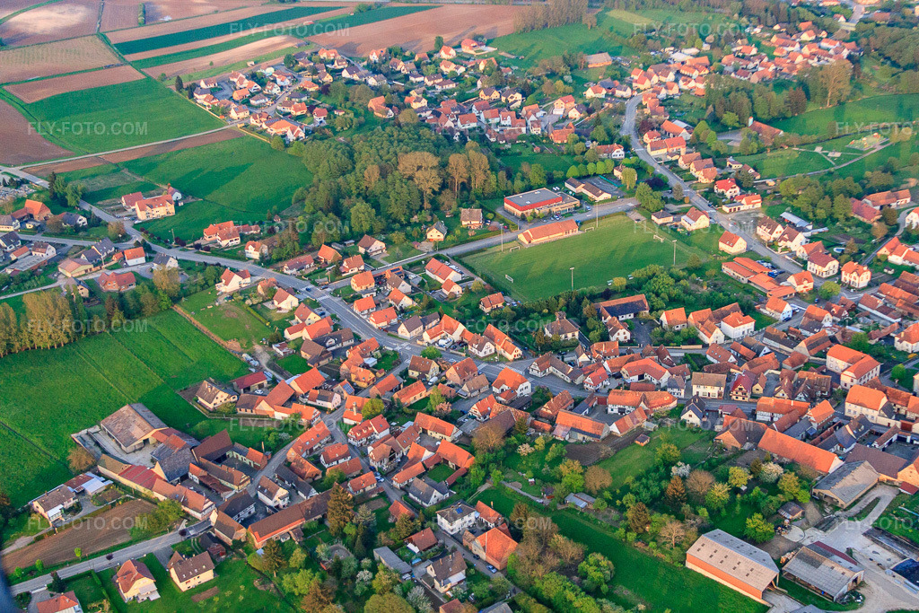Aerial view: View of the town from the west in Riedseltz in the state Bas-Rhin, France. – Photo: IMG_56879.jpg taken on 05/05/2013 by Werner Riehm/FLY-FOTO.com – Resolution of the original: 4752 x 3168 px