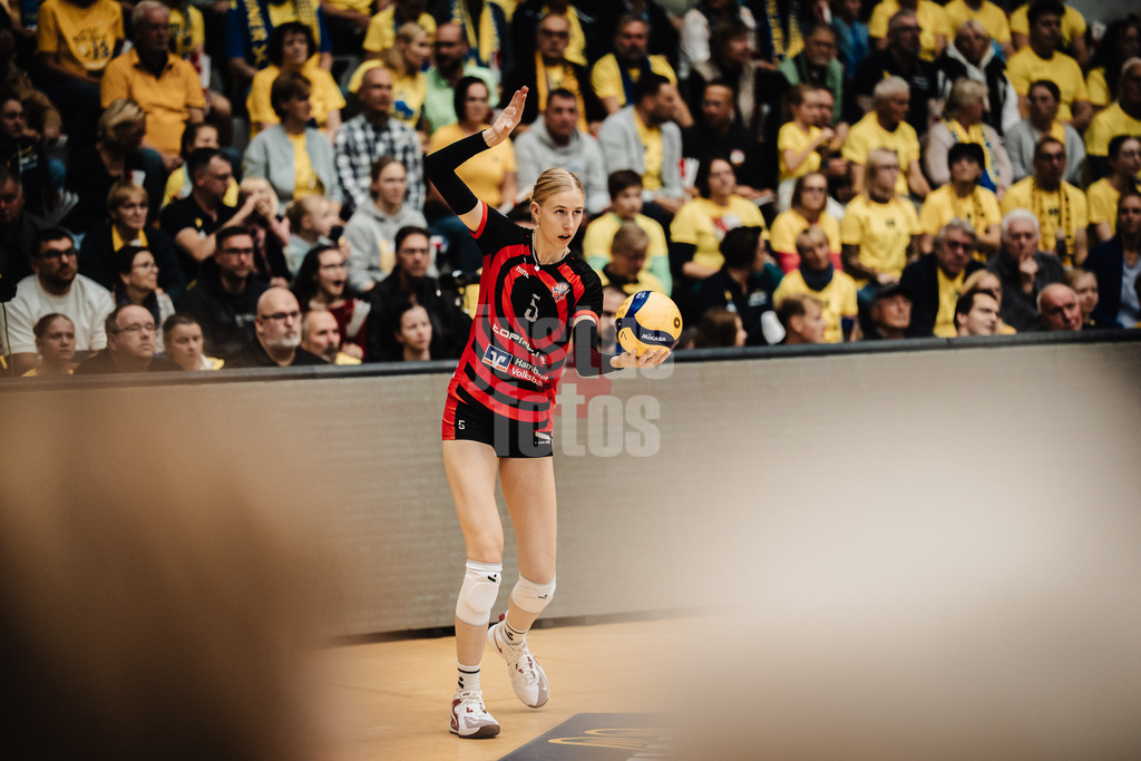 Volleyball | Frauen | Saison 2025/2026 | Volleyball Bundesliga | SSC Palmberg Schwerin vs. ETV Hamburger Volksbank Volleys | 18.10.2025 | Anna Hartig (#5, ETV Hamburger Volksbank Volleys) beim Aufschlag