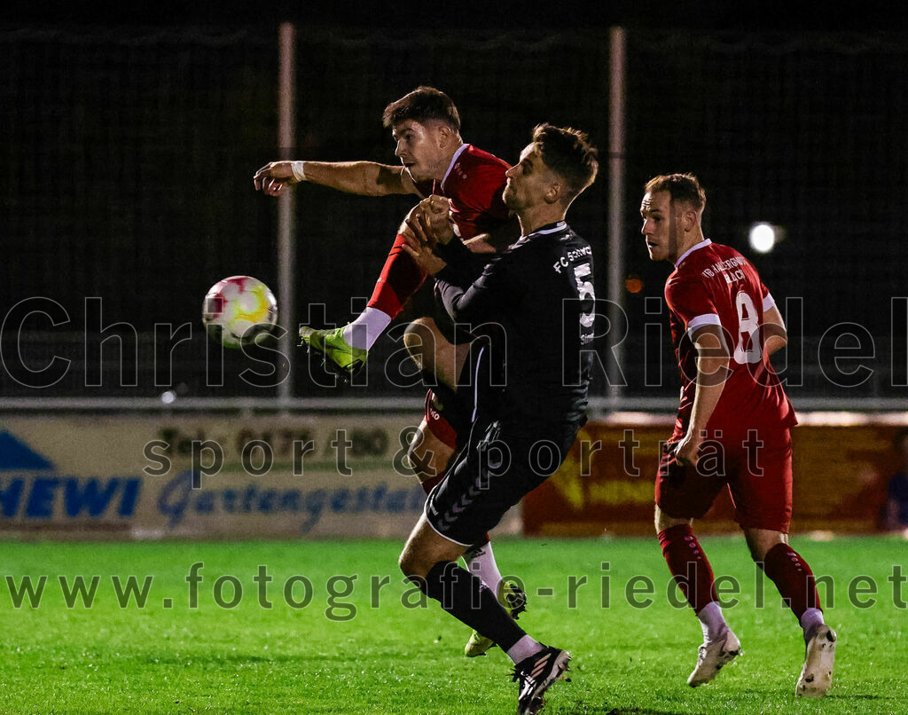2023-10-27_054_VfB_Hallbergmoos_gegen_FC_Schwaig | Hallbergmoos, Deutschland, 27.10.2023:
Fußball, Landesliga Südost 2023 / 2024, 18. Spieltag, VfB Hallbergmoos gegen FC Schwaig, Endergebnis: 2:3

Moritz Sassmann (VfB Hallbergmoos, #15), Mario Simak (FC Schwaig, #5), David Küttner (VfB Hallbergmoos, #8)

Foto: Christian Riedel / fotografie-riedel.net