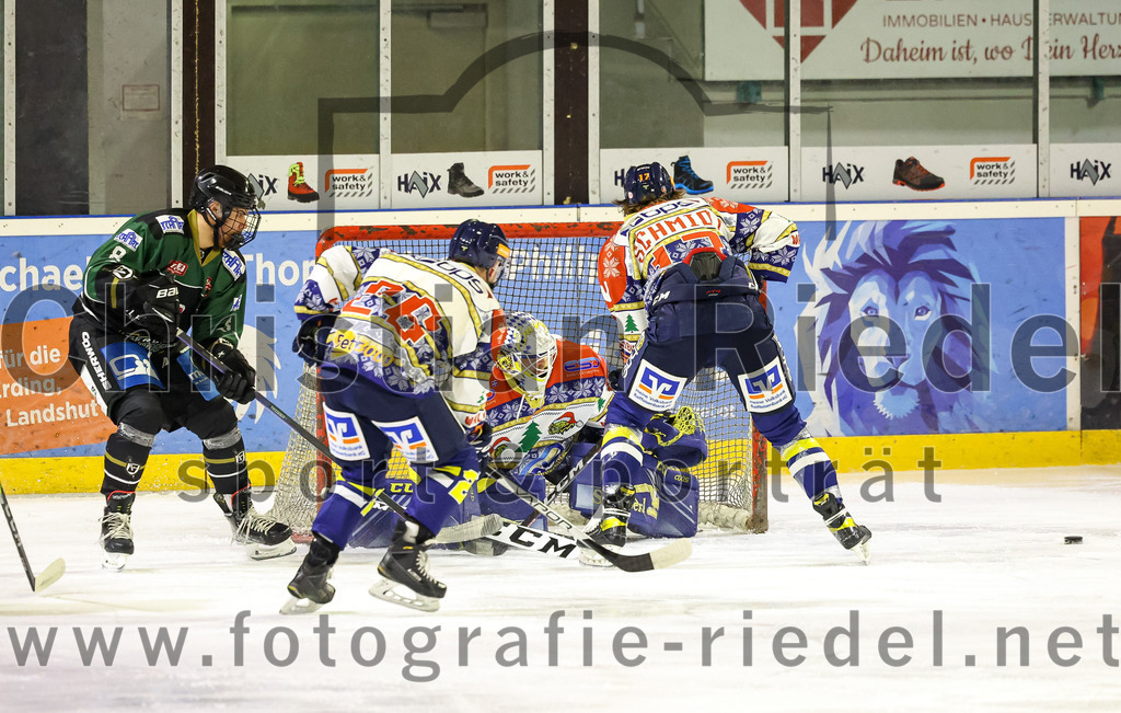 2022-12-09_031_TSV_Erding_gegen_EHC_Waldkraiburg | Erding, Deutschland, 09.12.2022:
Eishockey, Bayernliga 2022 / 2023, 19. Spieltag, TSV Erding gegen EHC Waldkraiburg, Endergebnis: 9:2

Wassilij Guft-Sokolov (Erding Gladiators, #8), Anthony Dillmann (EHC Waldkraiburg, #26), Torwart Kevin Yeingst (EHC Waldkraiburg, #80), Daniel Schmidt (EHC Waldkraiburg, #17)

Foto: Christian Riedel / fotografie-riedel.net