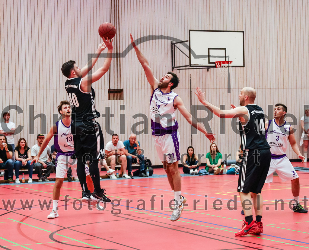 2022-05-15_125_SpVgg_Altenerding_gegen_TSV_Muenchen-Forstenried | Erding, Deutschland, 15.05.2022:
Basketball, Bezirksliga 2021 / 2022, Play-Offs, SpVgg Altenerding gegen TSV München-Forstenried, Endergebnis: 55:57

Jonah Timothy Richardson (SpVgg Altenerding, #13), Tarek Lamar (TSV München-Forstenried, #10), Sasa Sukovic (SpVgg Altenerding, #31), Felix Schuster (TSV München-Forstenried, #14), Laris Drusko (SpVgg Altenerding, #3)

Foto: Christian Riedel / fotografie-riedel.net