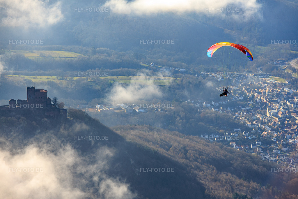 Luftbild: Burg Trifels mit Paragleiter in Wolken in Annweiler am Trifels im Bundesland Rheinland-Pfalz in Deutschland. Foto: IMG_153193.jpg vom 25.02.2026 durch Werner Riehm/FLY-FOTO.de