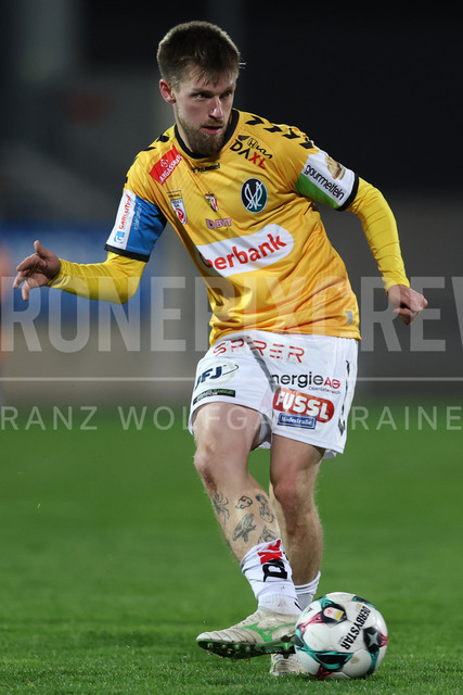 TSV Egger Glas Hartberg vs SV Oberbank Ried – Austrian Bundesliga Match | The image shows Philipp Pomer (Ried) kick the ball, at the Bundesliga match TSV Hartberg vs SV Ried at Profertil Arena Hartberg. 22.11.2025