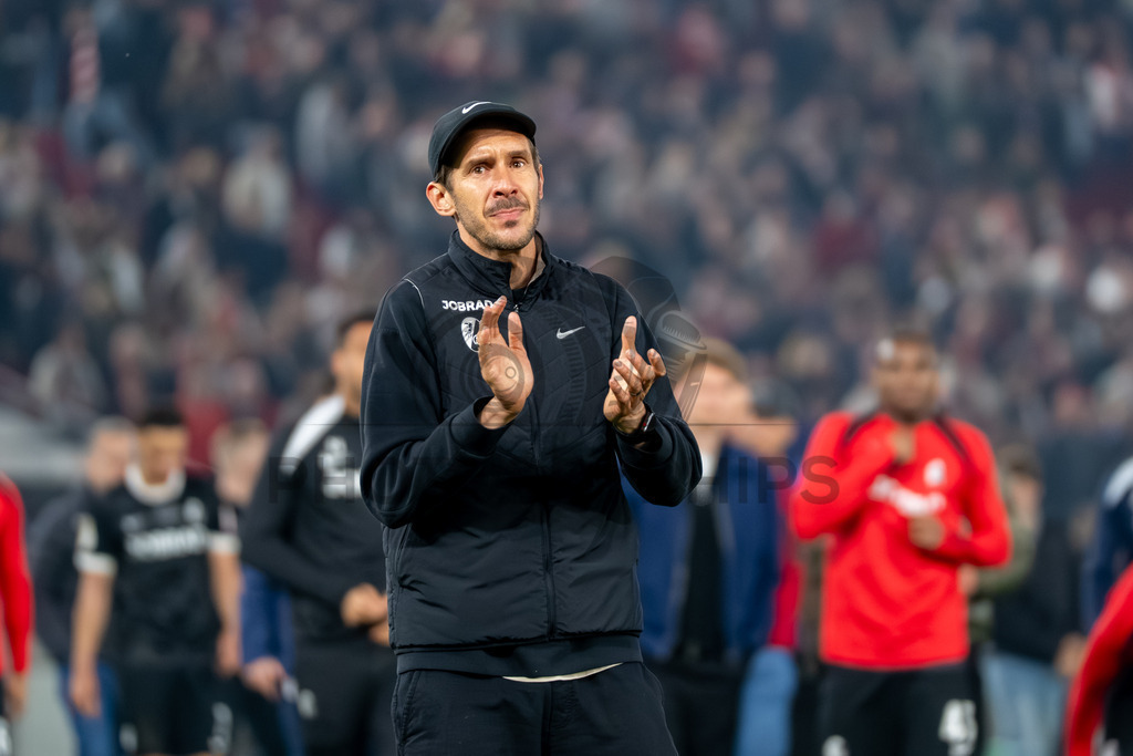 VfB Stuttgart vs. SC Freiburg, Fussball, DFB-Pokal, Halbfinale, 23.04.2026 | Julian Schuster (Trainer SC Freiburg) bedankt sich bei den Fans fuer/für den Support,VfB Stuttgart vs. SC Freiburg, Fussball, DFB-Pokal, Halbfinale, 23.04.2026DFB regulations prohibit any use of photographs as image sequences and/or quasi-video