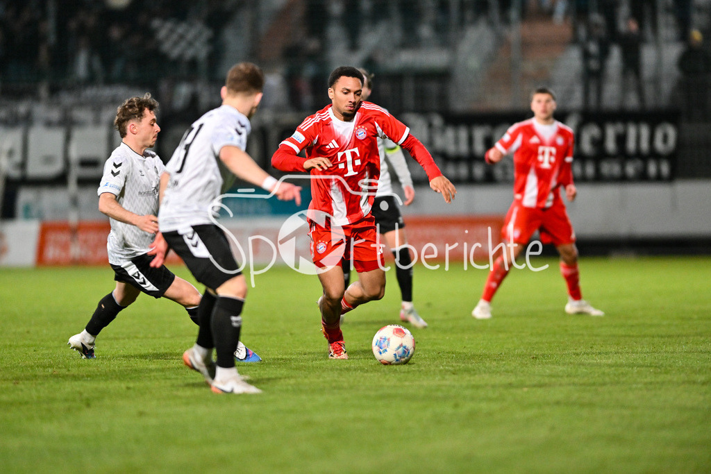 SV Wacker Burghausen - FC Bayern Amateure | BURGHAUSEN, GERMANY - 01. APRIL: im Duel Denis ADE (Wacker Burghausen 32) und Vincent Ugo MANUBA (FC Bayern München II 21) während dem Match zwischen dem SV Wacker Burghausen und den Amateuren des FC Bayern München am 26. Spieltag der Regionalliga Bayern im Flatbuy Stadion