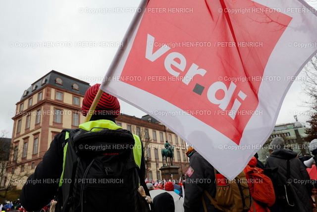 Warnstreik öffentlicher Dienst | 26.02.2025 Demonstration vom Hauptbahnhof in Darmstadt bei Regen zur Kundgebung auf dem Friedensplatz von über tausend  Beschäftigten im öffentlichen Dienst nach Aufruf der Gewerkschaft VERDI nach gescheiterten zweiten Verhandlungsrunde (Foto: Peter Henrich) - Realisiert mit Pictrs.com